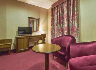 Отель Yantra Grand Hotel Велико-Тырново Двухместный номер с 2 отдельными кроватями - Бесплатный доступ к бассейну-1