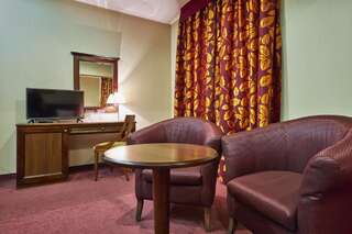 Отель Yantra Grand Hotel Велико-Тырново Двухместный номер с 2 отдельными кроватями - Бесплатный доступ к бассейну-6